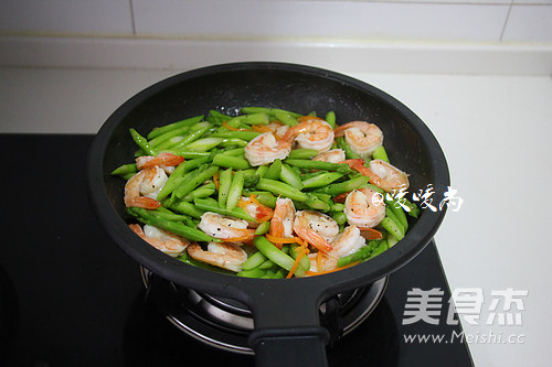 芦笋虾球的做法