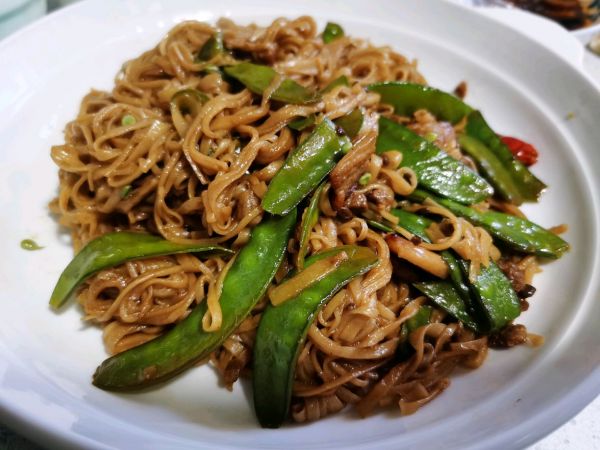 荷兰豆炸酱焖面
