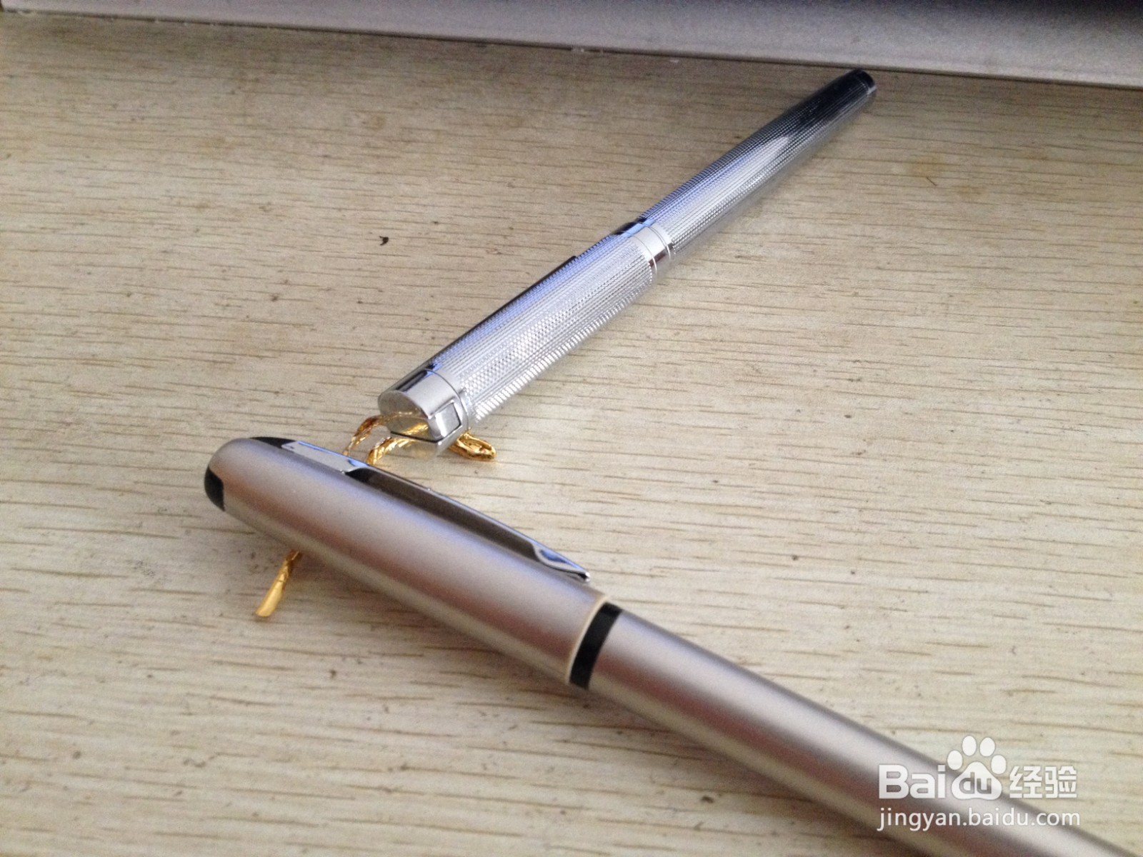 如何用一个面包袋绑绳做两支中性笔的简易支架