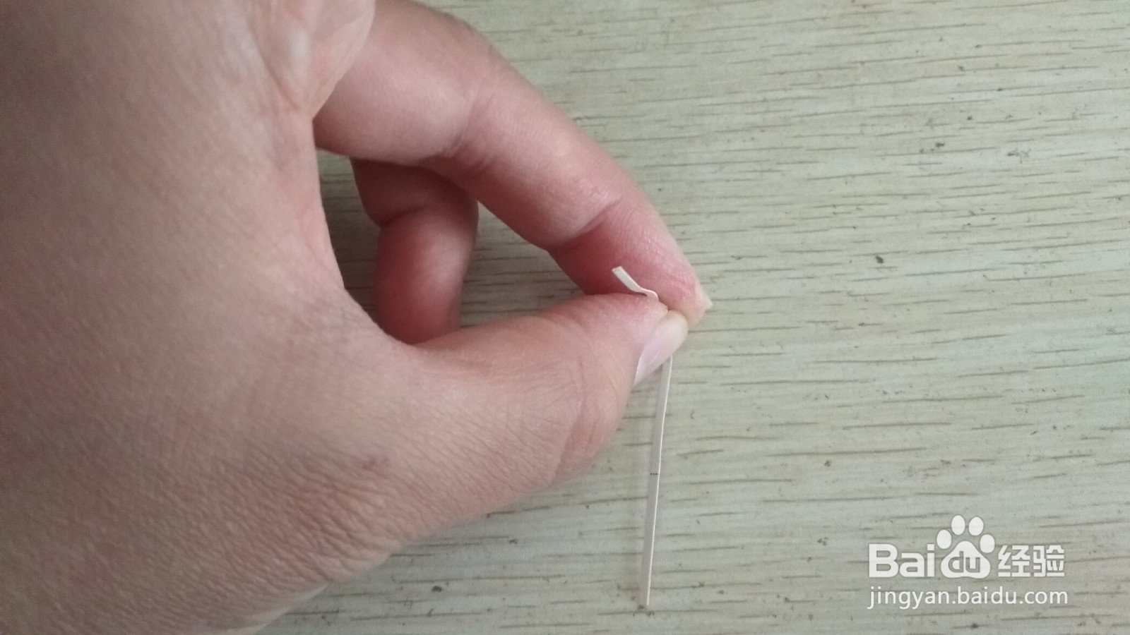 如何用两个细长长方形硬卡纸做简易的中性笔支架