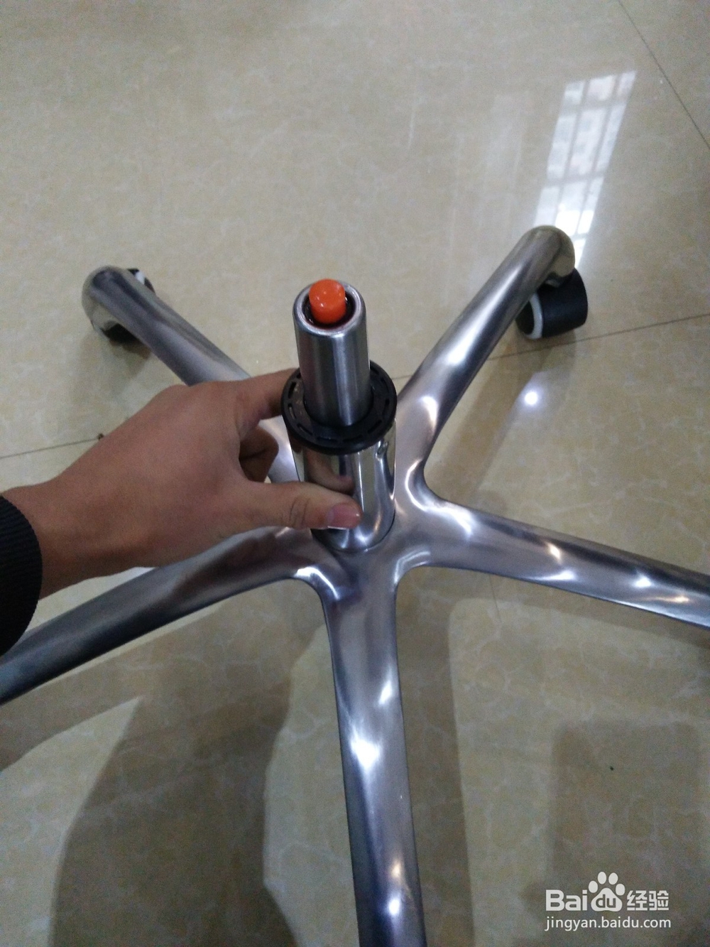 如何安装便携式电脑椅子