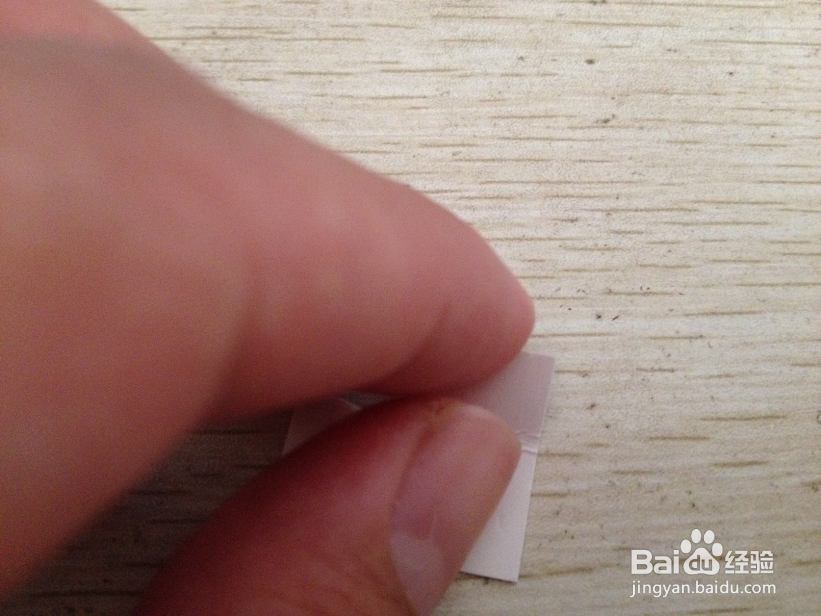 如何用阶梯形的硬卡纸做简易的中性笔的支架