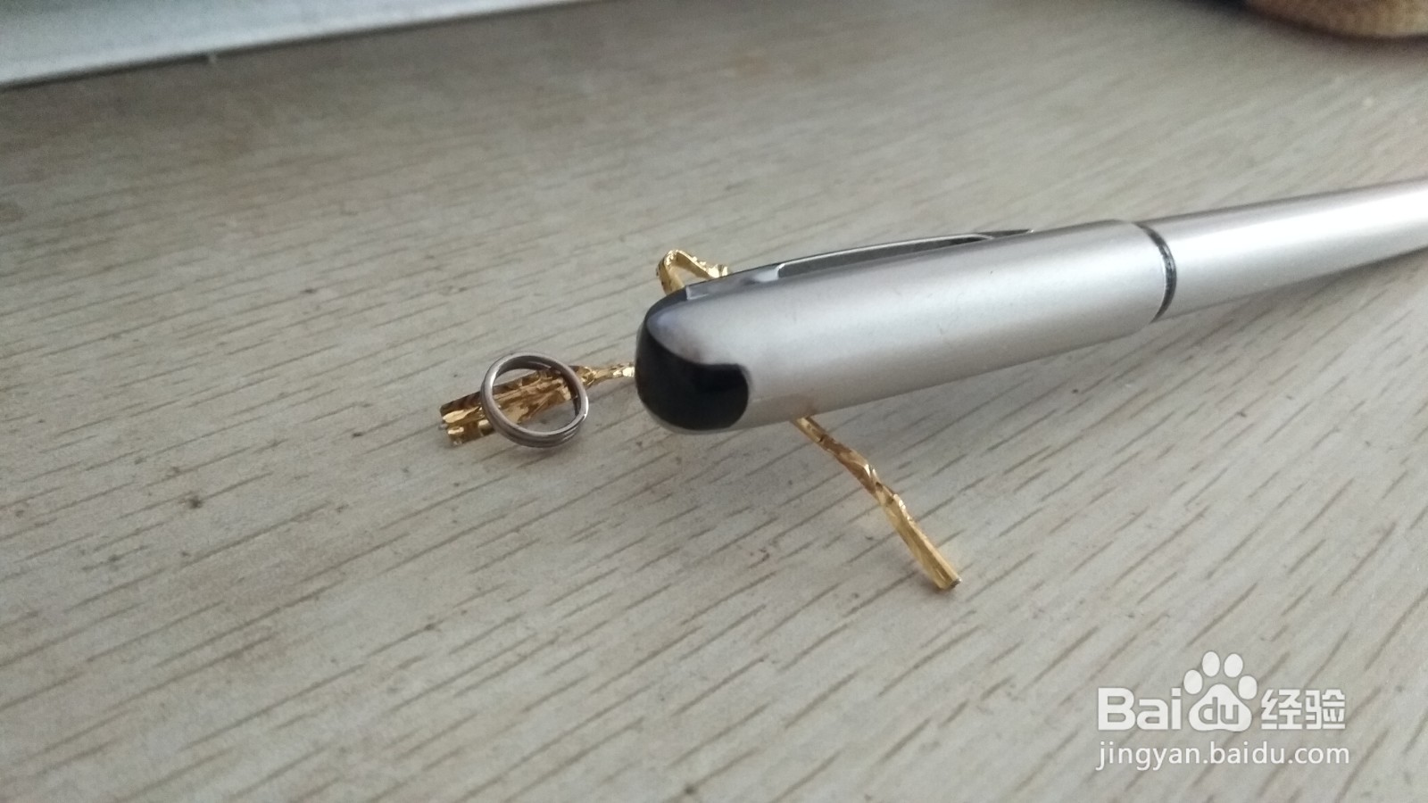 如何用面包袋绑绳和钥匙环做简易的中性笔支架