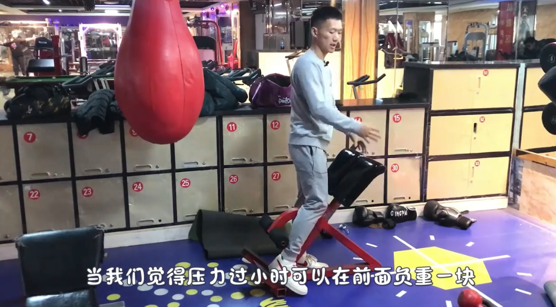 如何用山羊椅增强背部力量