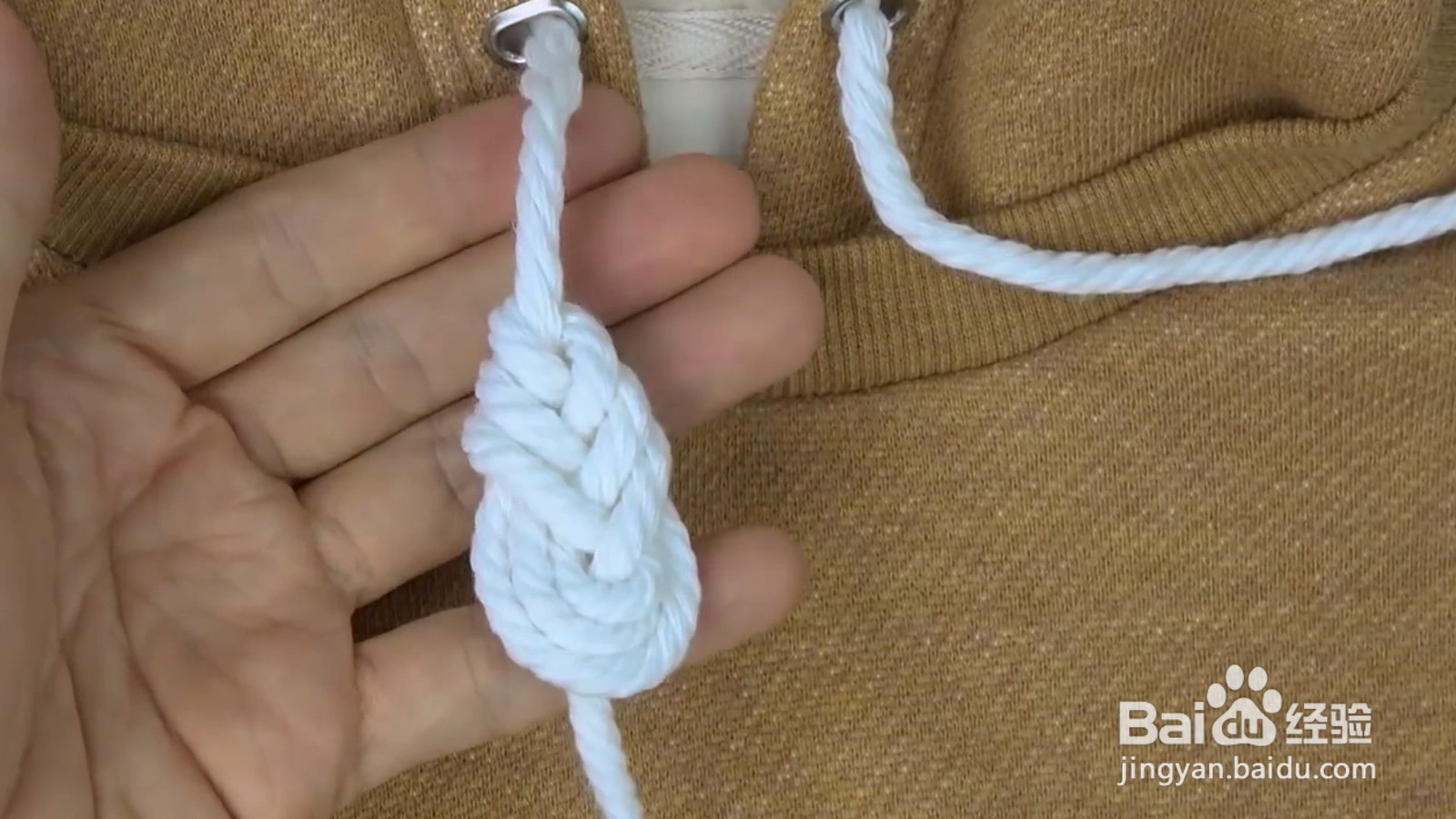 卫衣绳的花式打法，这样穿出去超有个性