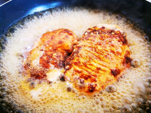 香煎蒜香黑椒鸡胸肉