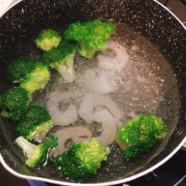 西兰花豆腐虾仁奶香蒸蛋