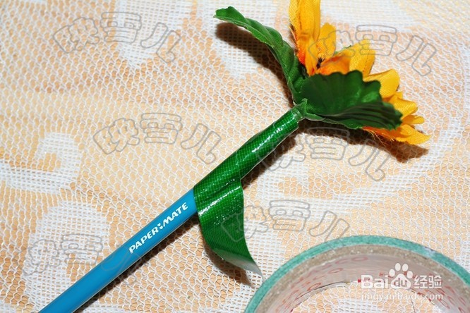 如何用胶花装饰笔