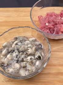 如何制作简单营养的海蛎瘦肉粥