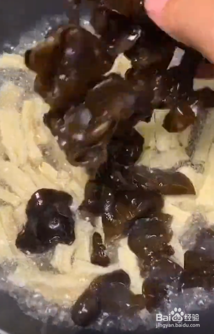 如何制作凉拌黄瓜木耳腐竹?