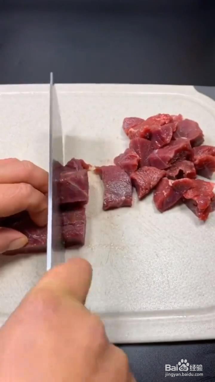 如何制作砂锅牛肉？