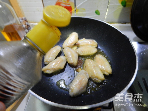 红绕鸡翅的做法