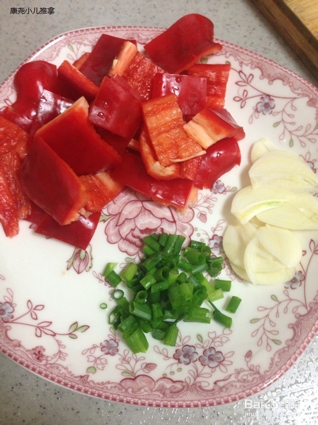 小朋友看着新奇的食物-干锅淮山