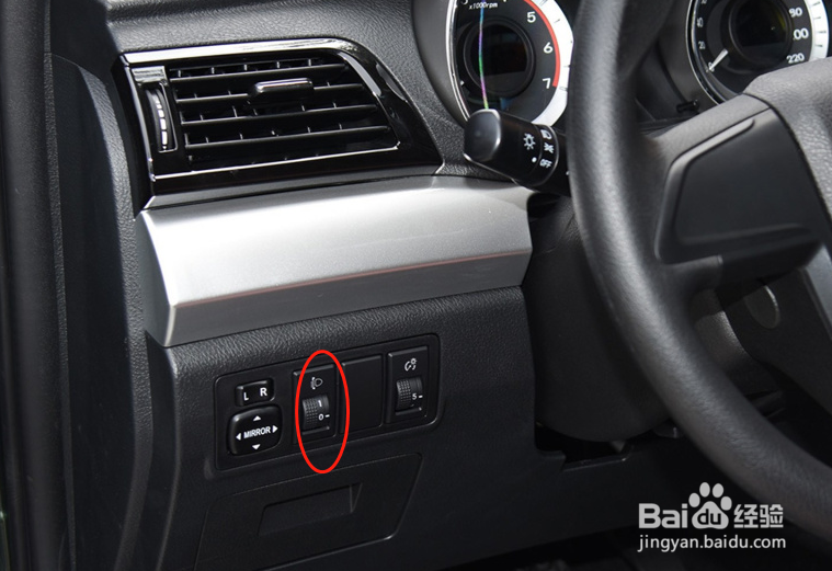 福迪雄师F22汽车灯光高度调节方法