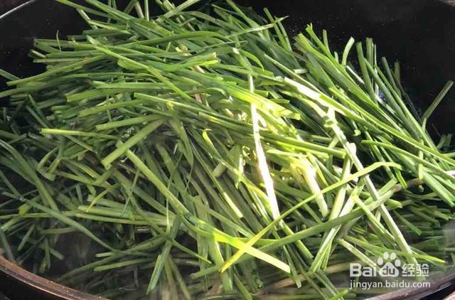 家庭自制红椒炒韭菜