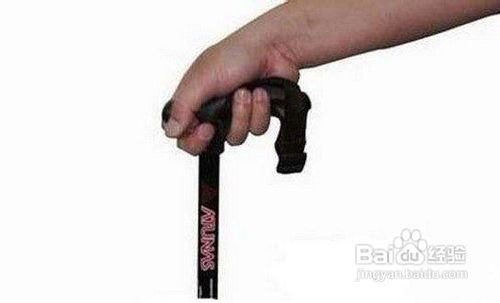 登山杖应该怎么拿，登山杖握法介绍