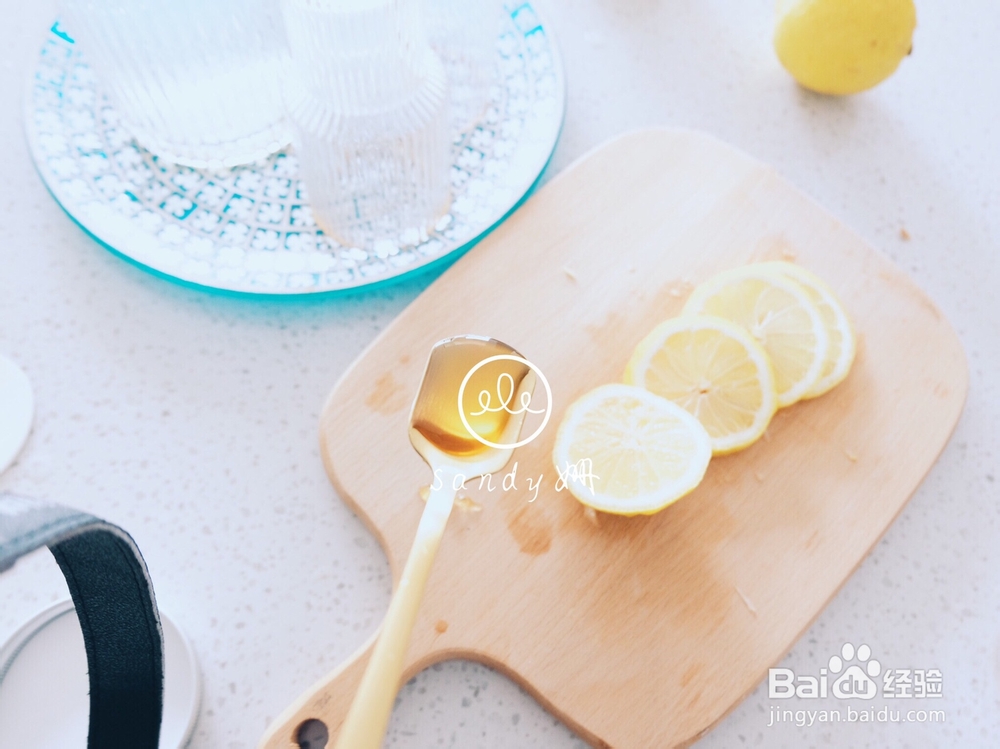 家常做法的蜂蜜柠檬薄荷水