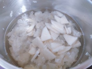 枇杷雪梨百合银耳汤