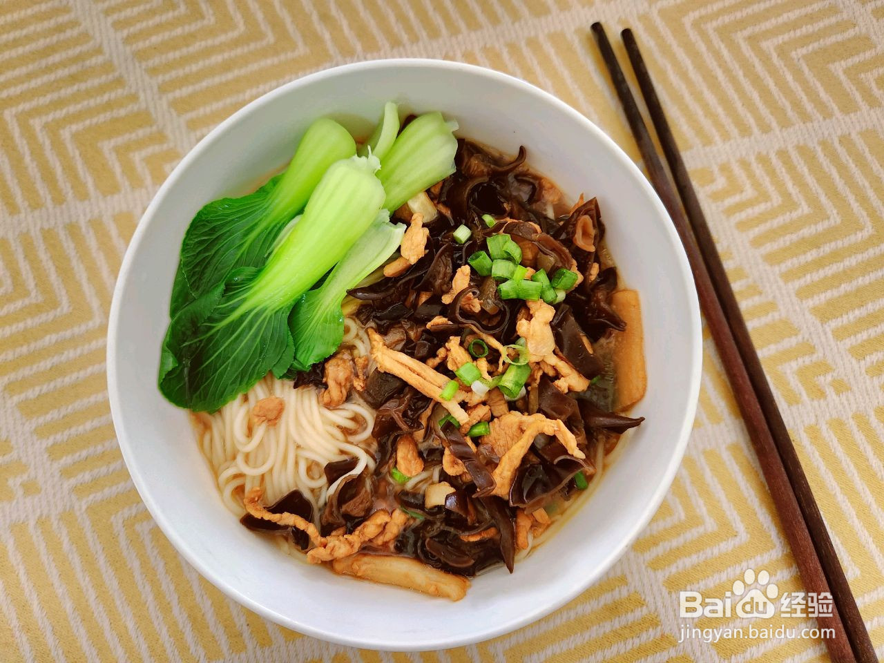 简单家常的木耳肉丝面的做法