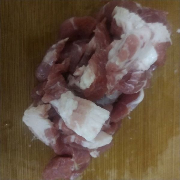 蒜薹肉片白玉菇