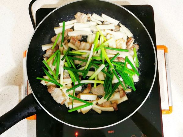 五花肉炒杏鲍菇