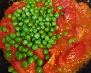 食补养生西红柿豌豆炒鸡蛋的做法