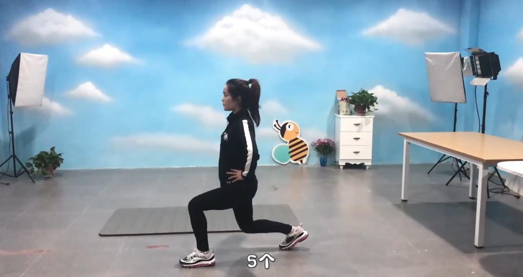 如何练习箭步蹲？