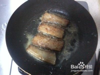 如何烧出诱人的煎带鱼?