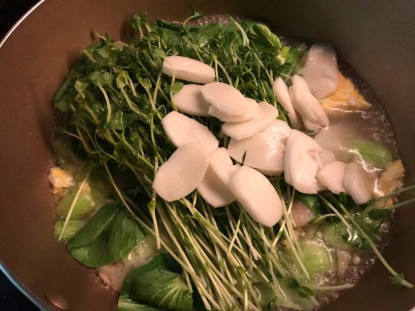 豆苗青菜虾仁年糕汤