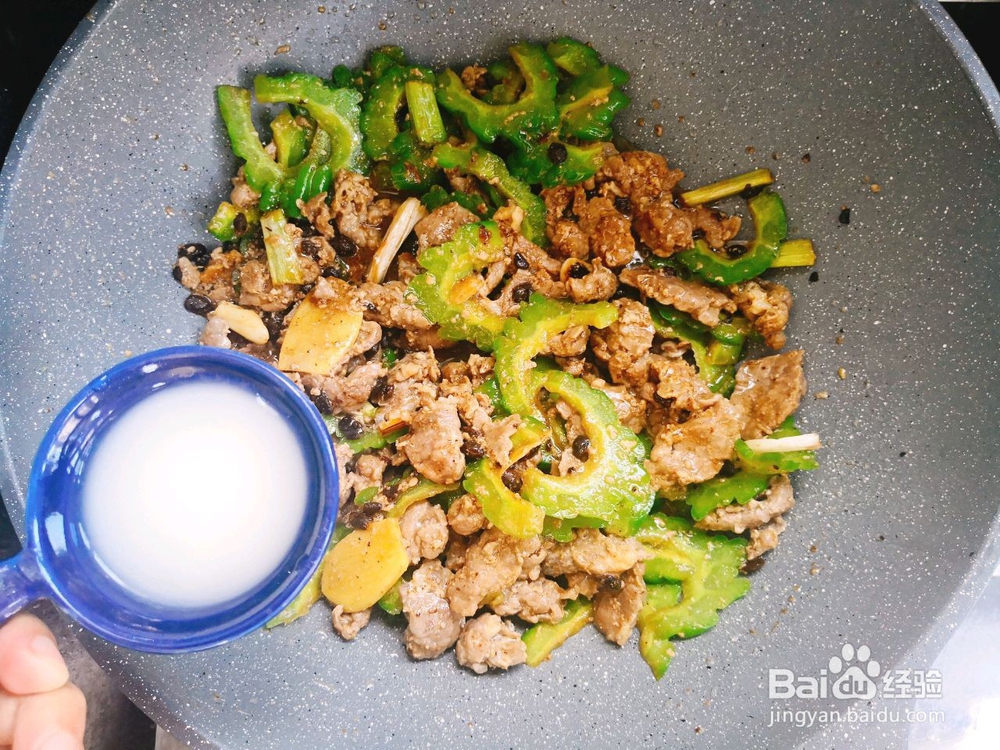 苦瓜炒牛肉的家常做法，传统又经典的菜式