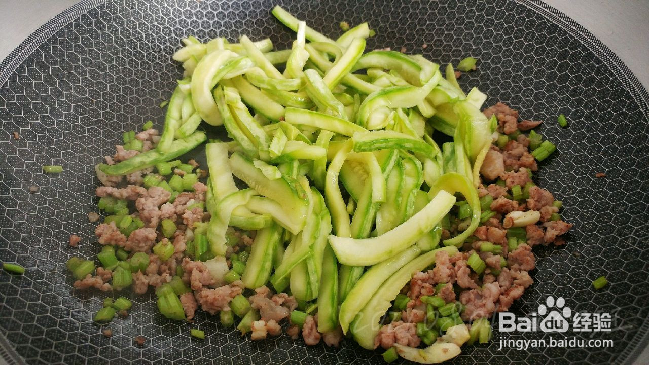 香芹肉酱烧瓜条的做法