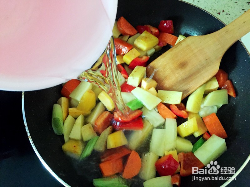 如何做出三汁焖鸡翅？