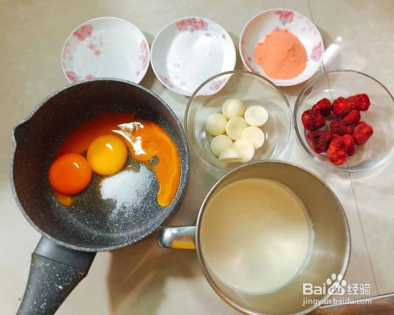 制作美味的草莓巧克力冰淇淋