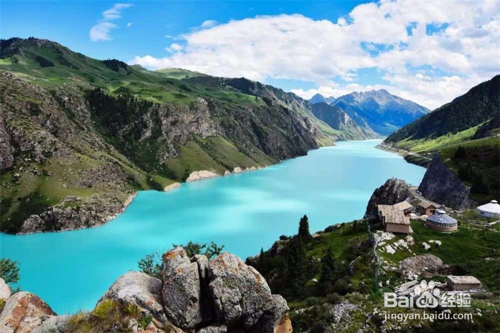 天山玉湖：湖水为什么一年四季呈现不同颜色