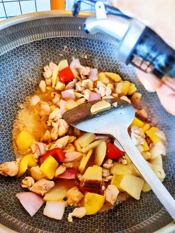 彩椒土豆炒鸡丁