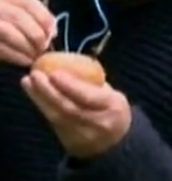 在野外如何用土豆加盐发电生火