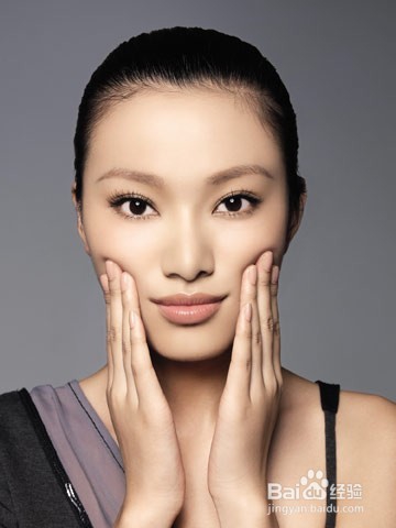 常做几个小动作,可使脸上减少或不生皱纹