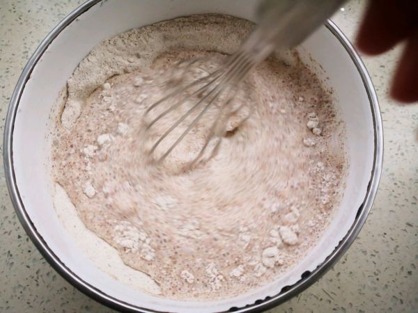 黑全麦松饼配蔓越莓果酱