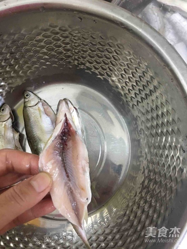 酥炸小鱼的做法