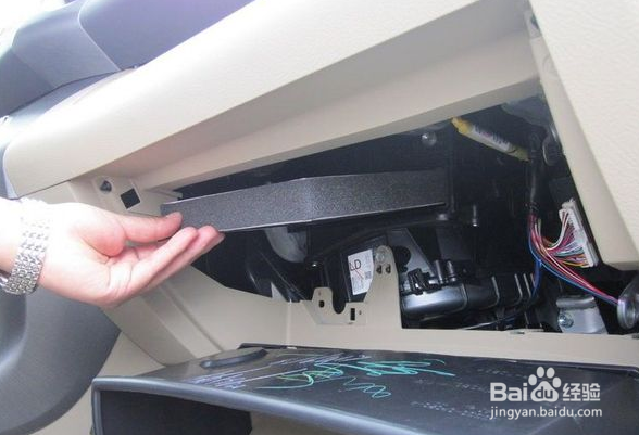 丰田RAV4更换空调滤芯安装教程