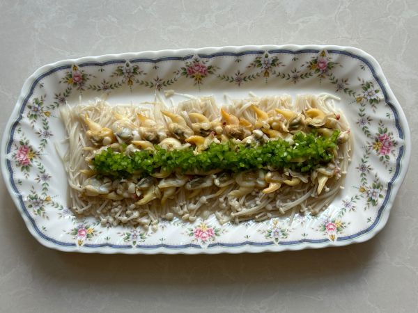 捞汁金针菇蚬子肉