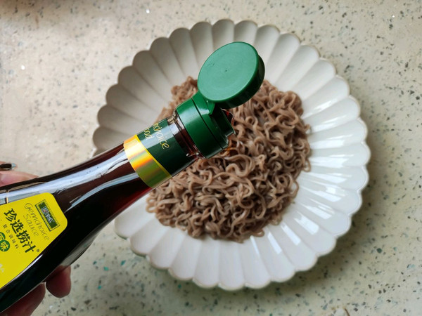 捞汁虾尾荞麦面