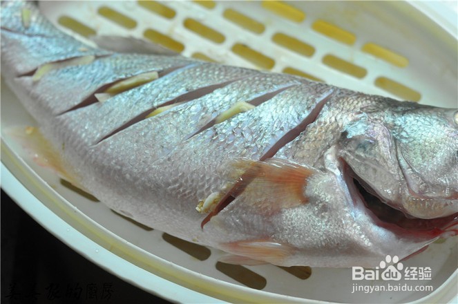 家常红油蒸鲈鱼