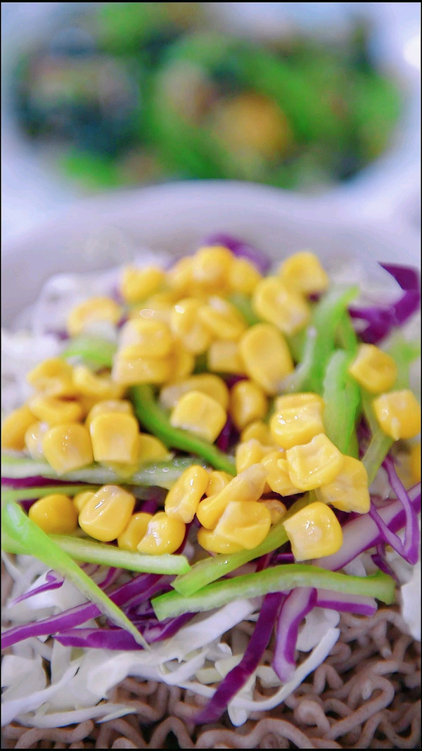 金枪鱼时蔬拌面