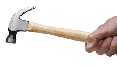 轮胎上的石子怎么除掉