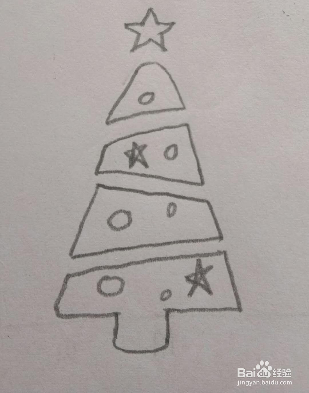 儿童简笔画圣诞树的画法4