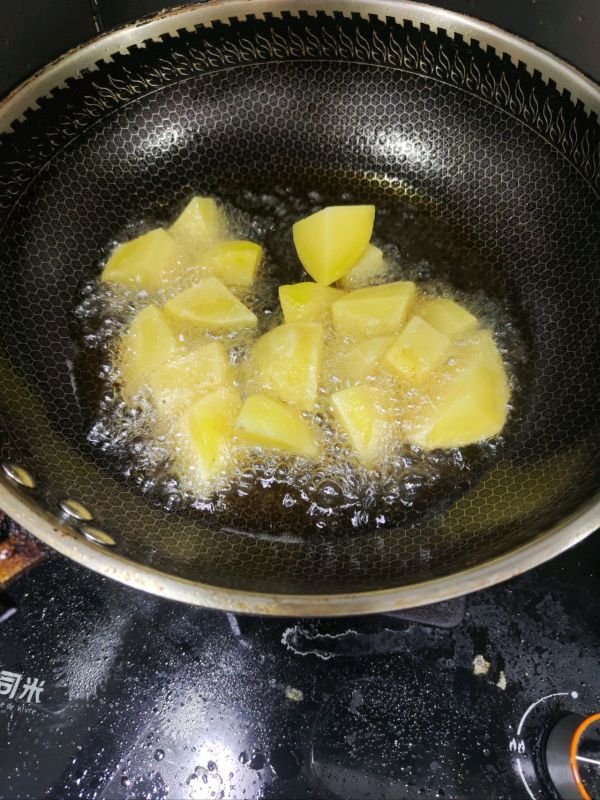 红烧肉偶遇红枣和土豆块