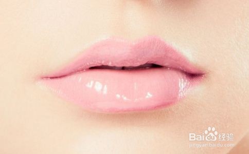 为何护唇膏越涂越干？我们该如何补救？