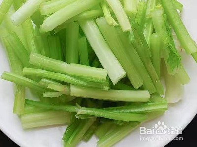 家庭版芹菜炒山药的教程