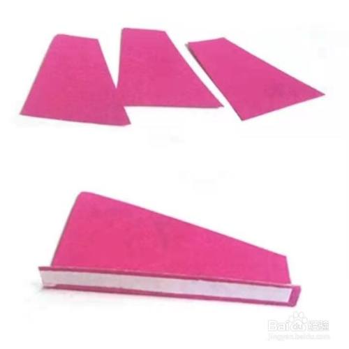 剪三片梯形卡纸,将一侧弯折贴上双面胶.